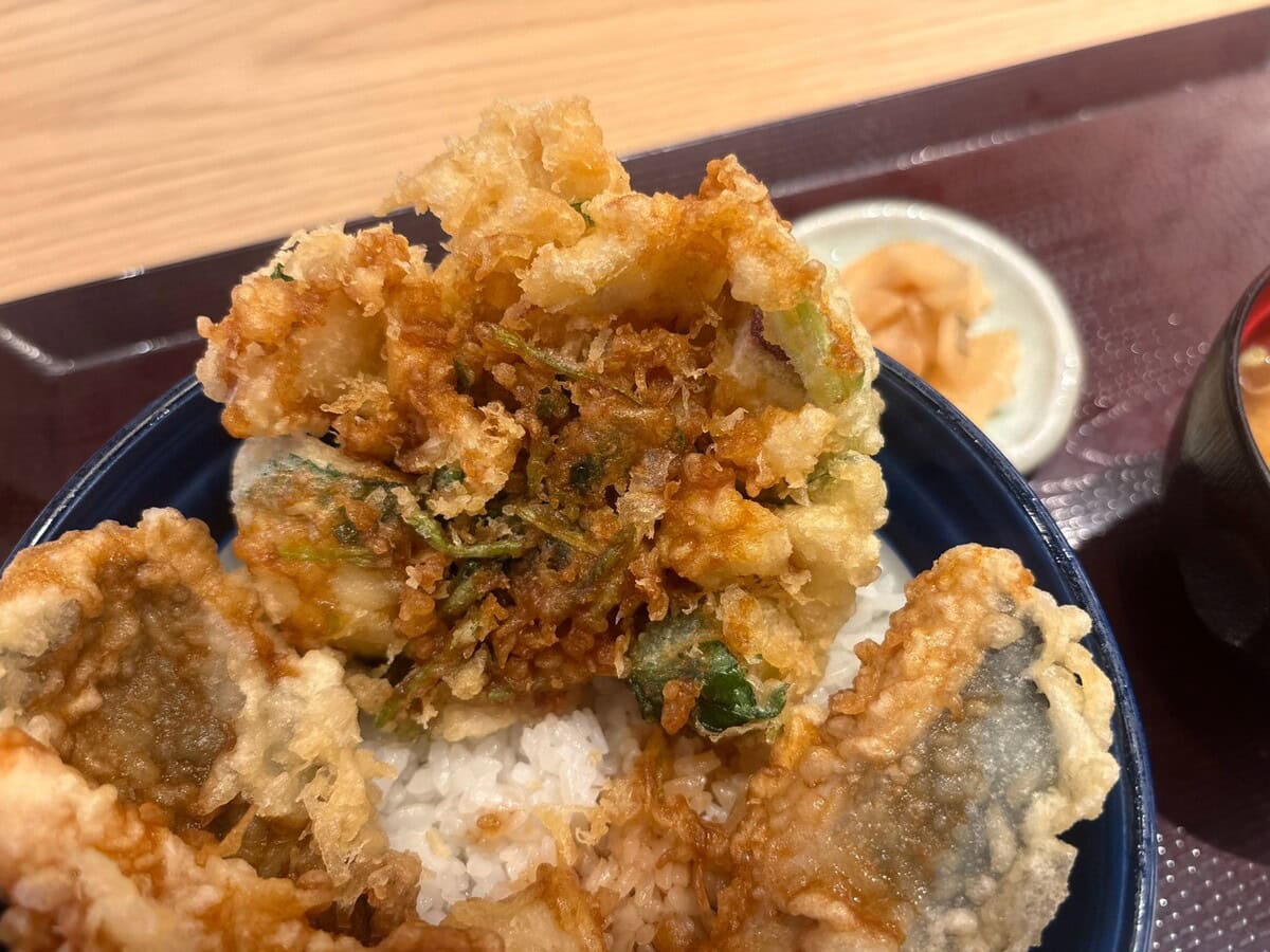 五郎島⾦時は、しんじょ（白身魚や海老のすり身＋山芋や卵白、出汁を練り合わせた料理）と合わせてかき揚げに仕⽴てられていた！