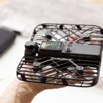 複雑な操作を覚えなくても、ハンドジェスチャーで飛行方向を自在にコントロール