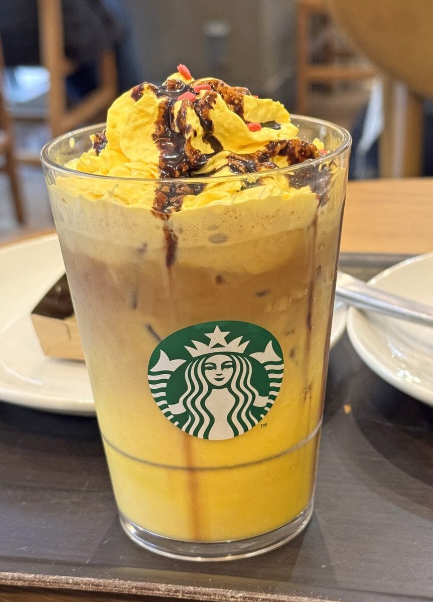 カフェラテにイエローキャラメルハニーソースを加えたボディ