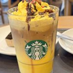 カフェラテにイエローキャラメルハニーソースを加えたボディ