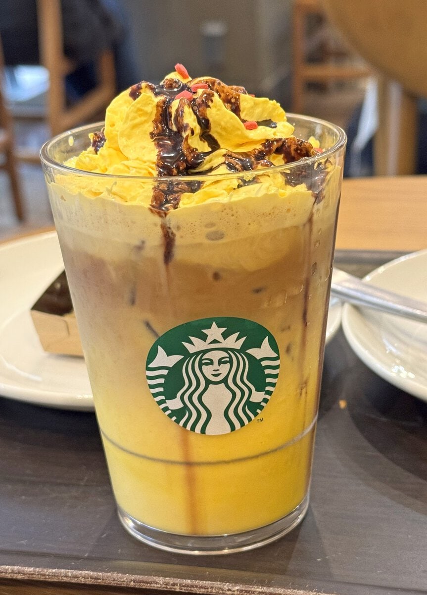 カフェラテにイエローキャラメルハニーソースを加えたボディ