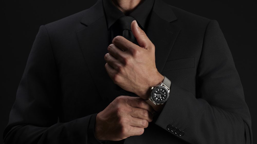 【オメガ×007】30年以上の歴史で初！ボンドの宿敵「スペクター」モデルが登場、裏蓋のガンバレル刻印＆世界限定77セットの全貌に迫る