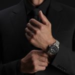 【オメガ×007】30年以上の歴史で初!ボンドの宿敵「スペクター」モデルが登場、裏蓋のガンバレル刻印&世界限定77セットの全貌に迫る