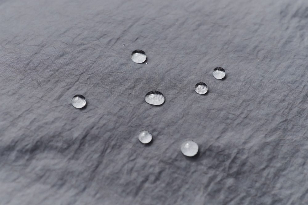 落ちた水滴がまんまるに近い形になるほどの高い撥水性