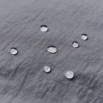 落ちた水滴がまんまるに近い形になるほどの高い撥水性