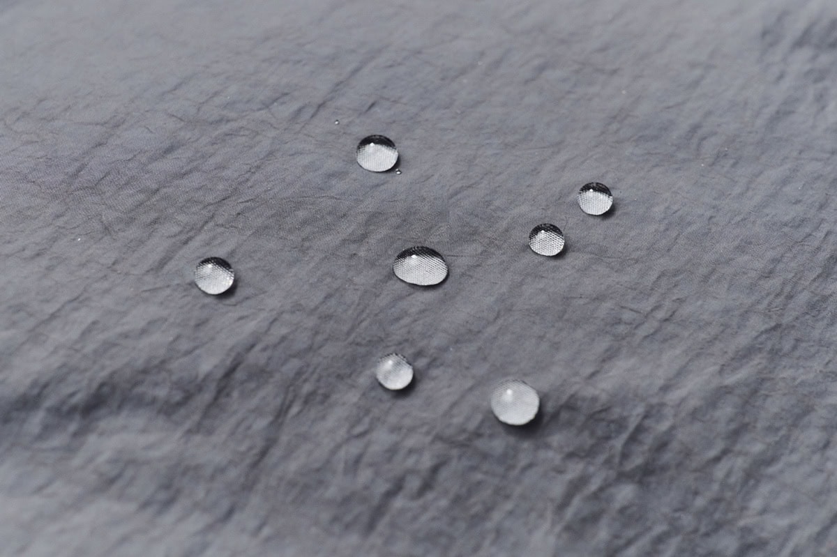 落ちた水滴がまんまるに近い形になるほどの高い撥水性
