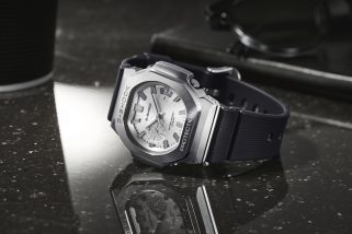 この高級感で3万円台は反則！G-SHOCK新顔「2500」はラグスポ時計!? “これは売れる”と確信した理由をNo.1モノ雑誌編集長が徹底レビュー『コレ買いです』Vol.184