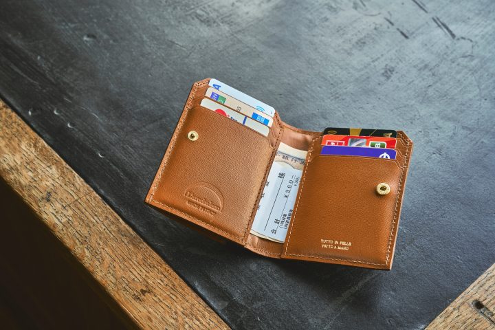 【手のひらサイズで驚きの収納力】キャッシュレス派の大正解!ラルコバレーノの「ミニ財布」をプロが絶賛。キズに強い高級レザーが4万円台は凄い