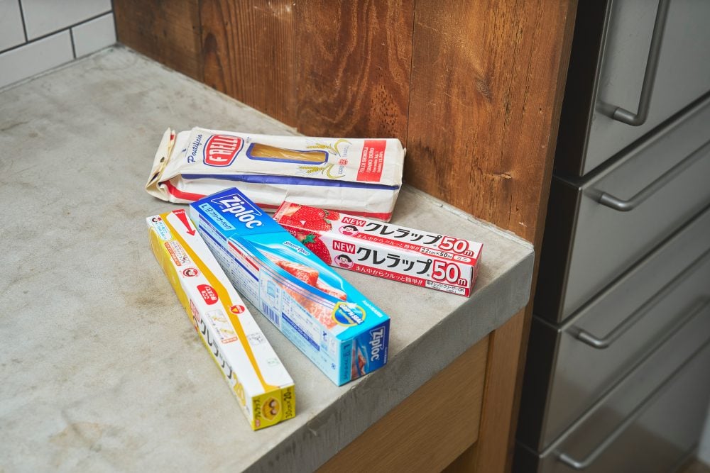 使いかけのラップやパスタなどの置き場所が決まらずゴチャゴチャに……