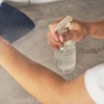 これ一本で頭から足まで使えるし、逆さにしても噴霧できるボトルは背中にも使いやすい