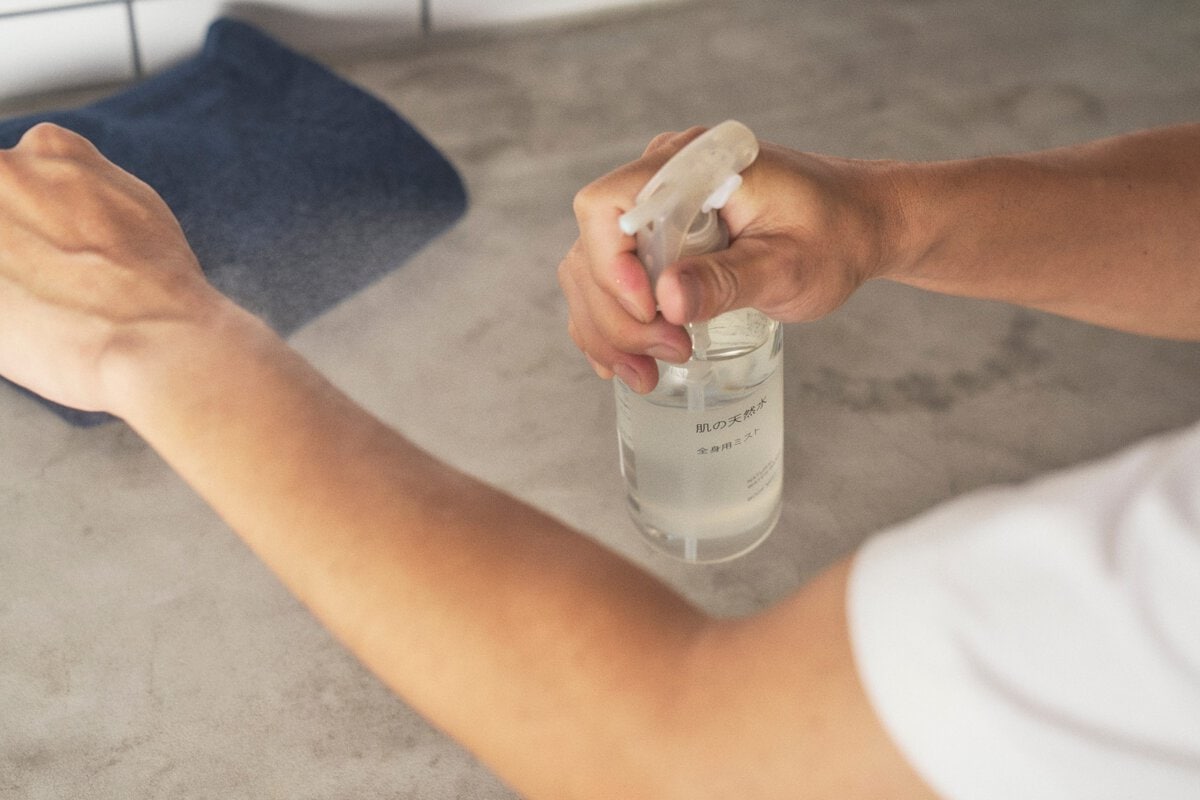 これ一本で頭から足まで使えるし、逆さにしても噴霧できるボトルは背中にも使いやすい