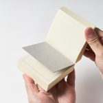 中央にボール紙をはさみ安定した筆記感を実現