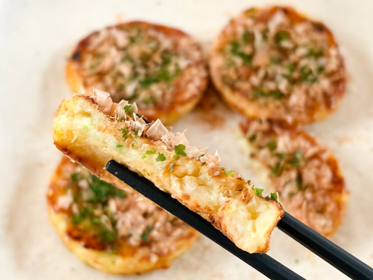 「キャベツたっぷり！ミニお好み焼」のお味は、外はカリッと中はフワフワ