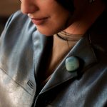 アルゴリズムを利用して、空調音や走行音、店内のBGMなど、周囲から入る環境音を抑えてくれるのです