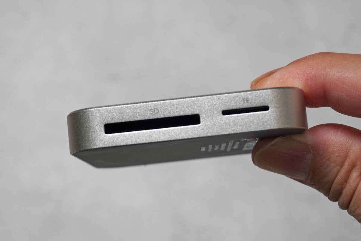 SDカードとMicroSDカードスロット。
