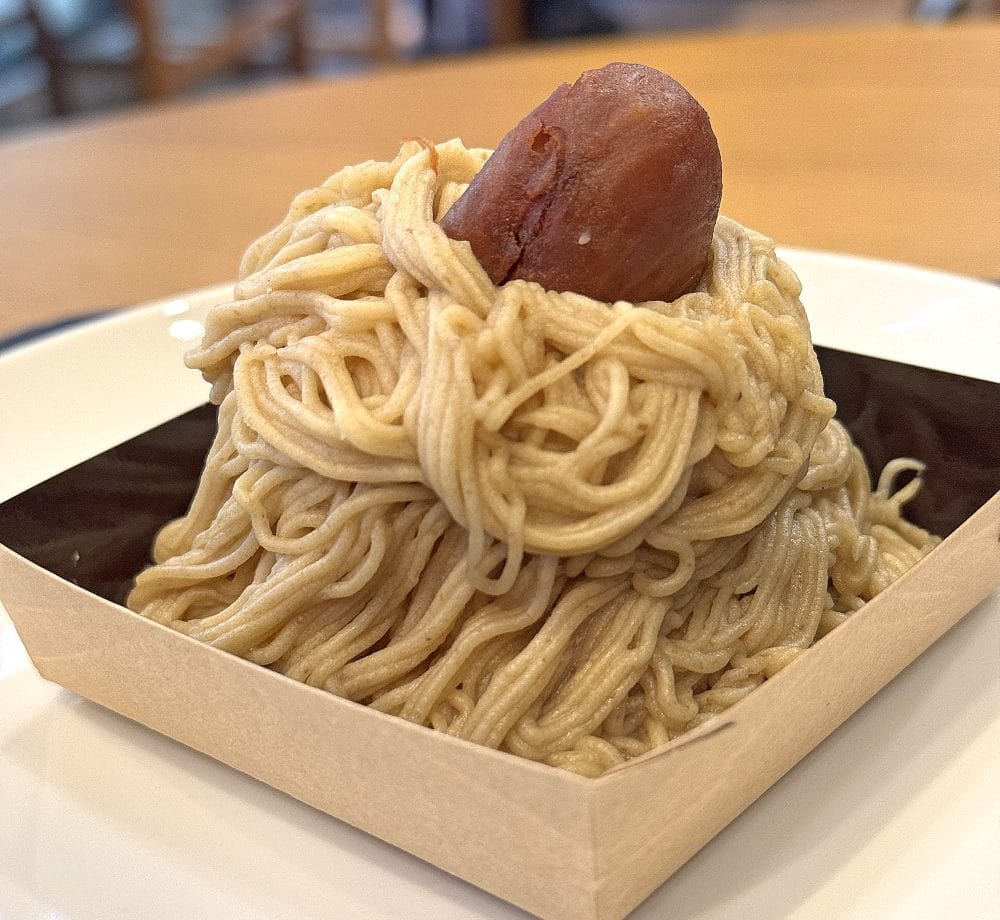 マロンペーストは手作業でしぼっており、柔らかい食感