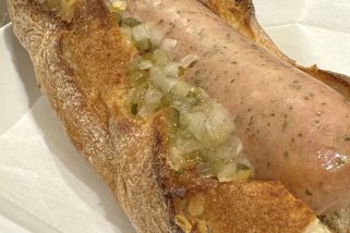 【スタバの極上肉汁グルメ】ナプキン必須の新作「バゲットサンド」が本気すぎる！マニア絶賛の“挟みきれない”特大ソーセージ＆背徳チョコバターを本音実食