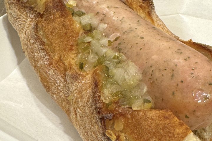 【スタバの極上肉汁グルメ】ナプキン必須の新作「バゲットサンド」が本気すぎる!マニア絶賛の“挟みきれない”特大ソーセージ&背徳チョコバターを本音実食