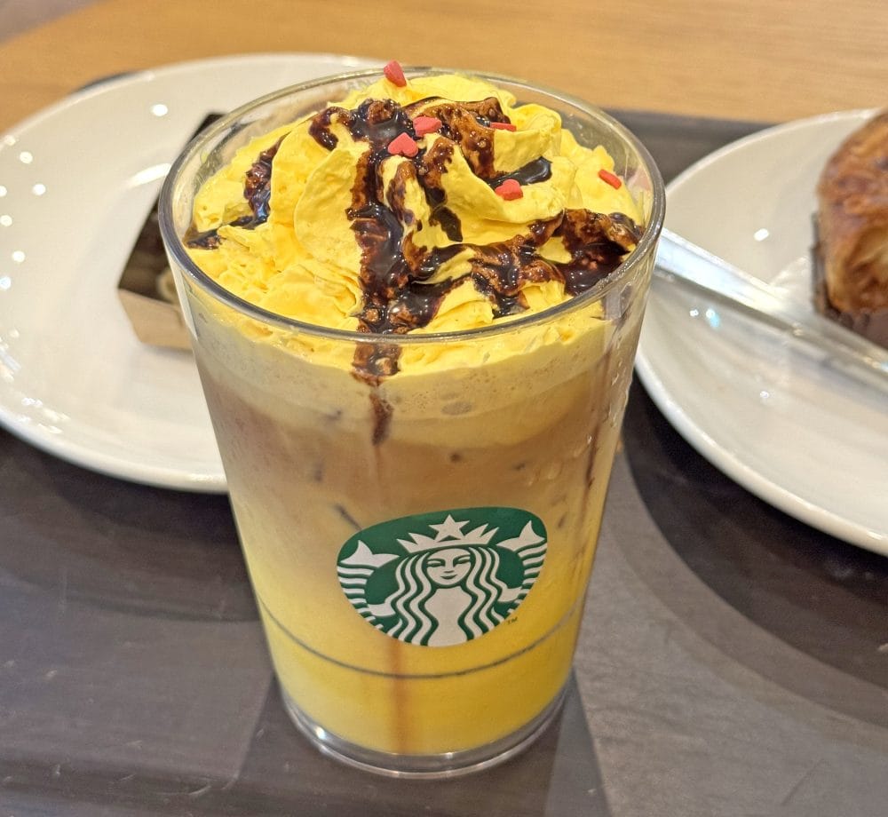 キャラメルハニーフレーバーホイップクリームはビビッドな色合い