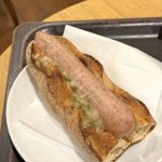 ソーセージが大きすぎてバゲットに挟みきれない!