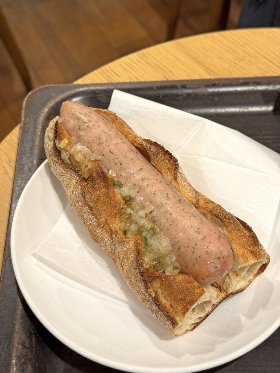 ソーセージが大きすぎてバゲットに挟みきれない!