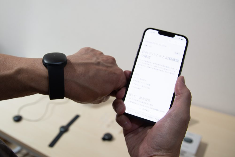 スマホへ接続すると、未同期の音声をアプリへ自動転送。インターネットに接続した状態で、文字起こしと要約を生成