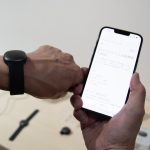 スマホへ接続すると、未同期の音声をアプリへ自動転送。インターネットに接続した状態で、文字起こしと要約を生成