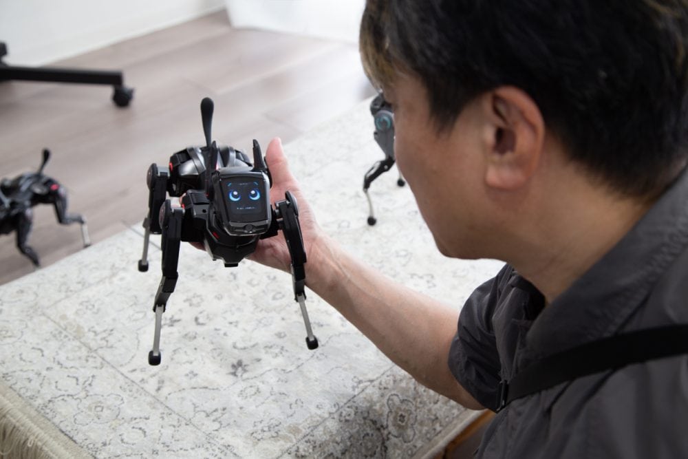 ニュースで見ていた軍用AIロボットドッグを、愛玩用として家で飼うのが普通の時代になる! 俊敏な動きと豊かな表情でメロメロになる「Sirius」を試してみた!