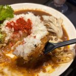 カレー×一味が織りなす辛さが、ゴジラらしい刺激をプラス