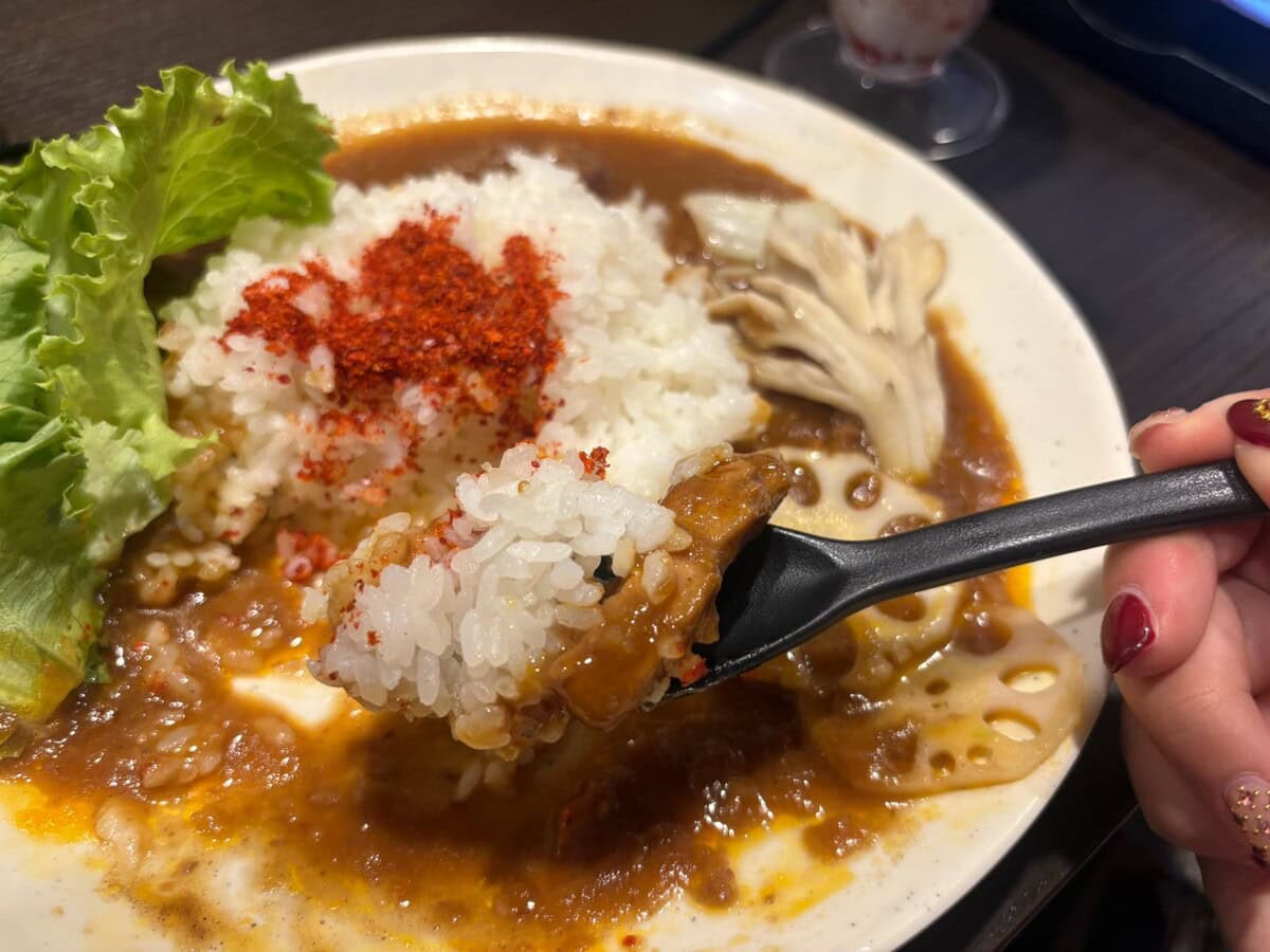 カレー×一味が織りなす辛さが、ゴジラらしい刺激をプラス