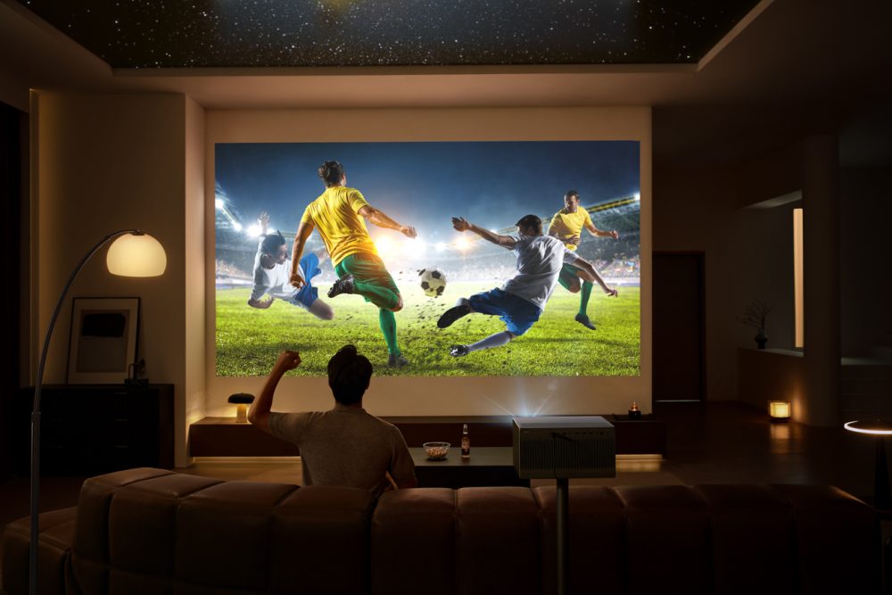 スポーツやゲームに適した16:9から、映画館のような2.35：1のシネマスコープまで、視聴するコンテンツに合わせて、ワンタッチで切り替えられます