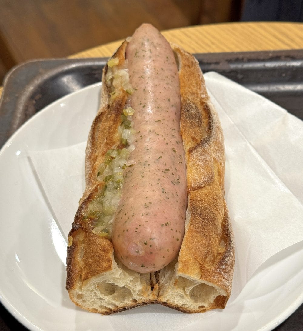 肉汁がこぼれるので食べる時はナプキンに包んで食べましょう。