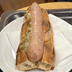 肉汁がこぼれるので食べる時はナプキンに包んで食べましょう。