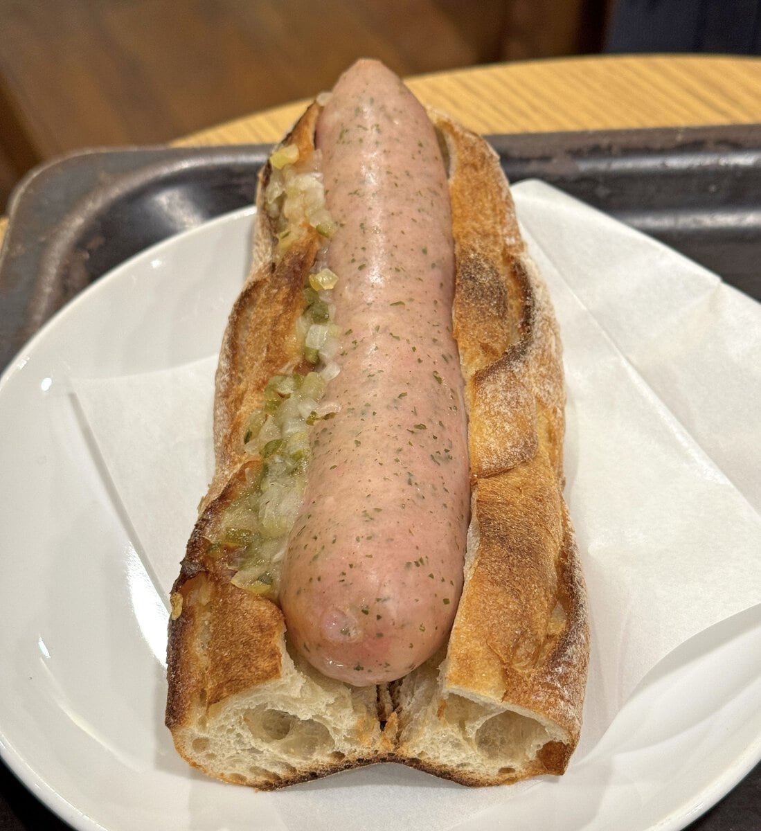 肉汁がこぼれるので食べる時はナプキンに包んで食べましょう。