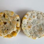 「とうもろこしのおやき」は薄い生地だからなのか焼き上がりは均一で、裏表がはっきりしています
