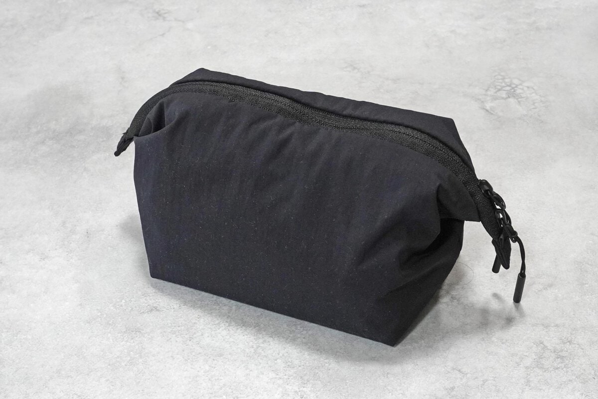 カラーは黒とピンクの2種類を用意。