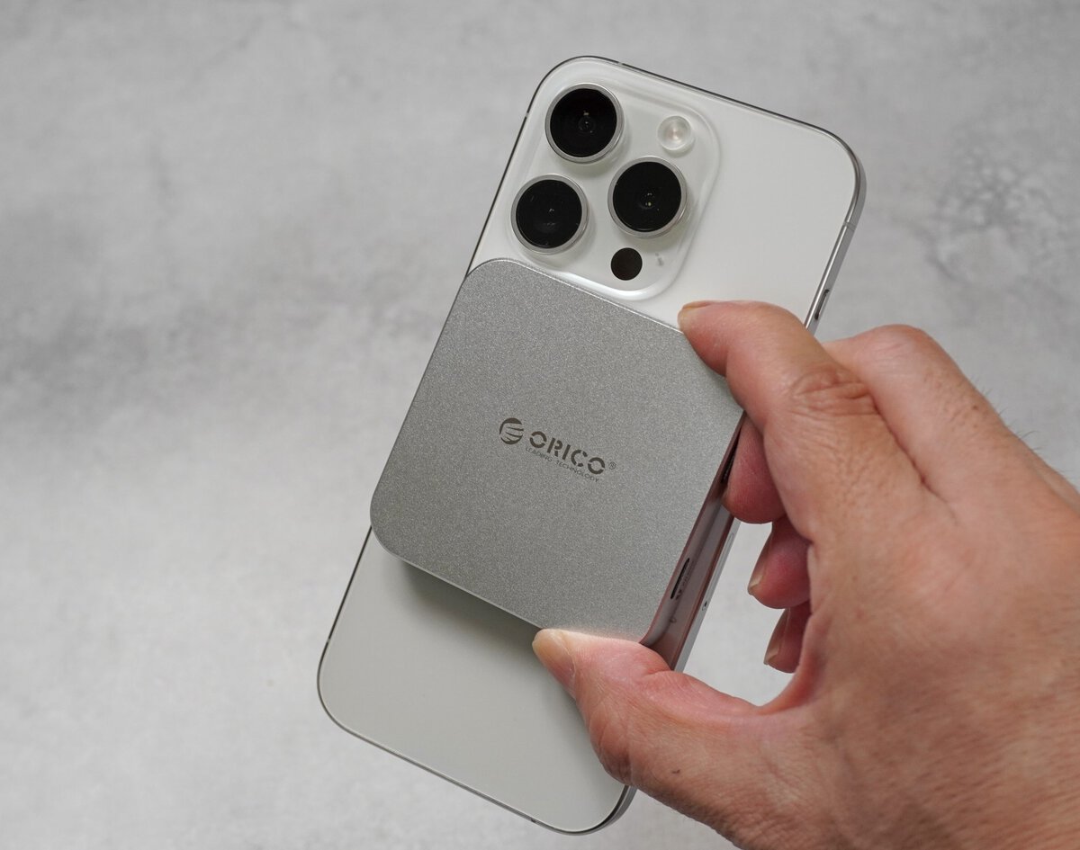 【充電しながらSDカード転送】背面にピタッと密着「スマホの容量不足を一発解消」する6in1カードリーダーの実力を検証