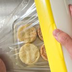 レンチン調理方法は、耐熱容器に移してラップを被せ、500Wの電子レンジで約3分間の加熱