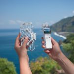手持ちのカメラが空飛んじゃう!? AI自動追尾でハンズフリー空撮もできる「HOVERAir VERSA」を操縦してきた！
