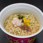 エースコック スーパーカップ1.5倍 沖縄 島そば／麺の甘みによってスープのしょっぱさが際立つ感じで、噛んでいるうちに鰹や昆布などの旨みがしみ出てきて、飲み込んだ後も後を引く感じがありました