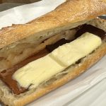バターの下に色の違うチョコレートが2枚あります。