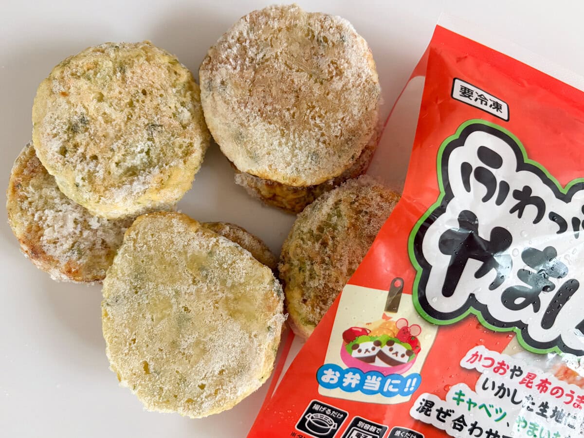 「かつおや昆布のうま味をいかした生地にキャベツ、やまいもなど混ぜ合わせて焼き上げました」というこの「ふわっふわ とろっとろ やまいも焼」は、手のひらサイズが10枚入って税込購入価格が289円