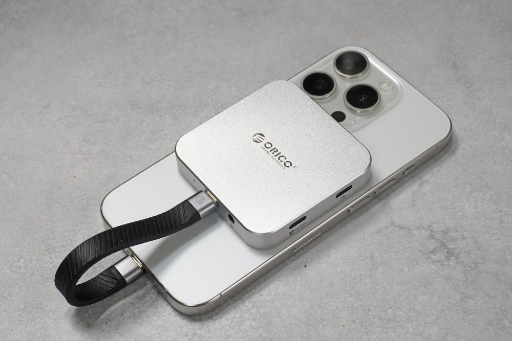 本体を背面に吸着し、USB-Cケーブルを接続して使用します。