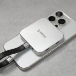 本体を背面に吸着し、USB-Cケーブルを接続して使用します。