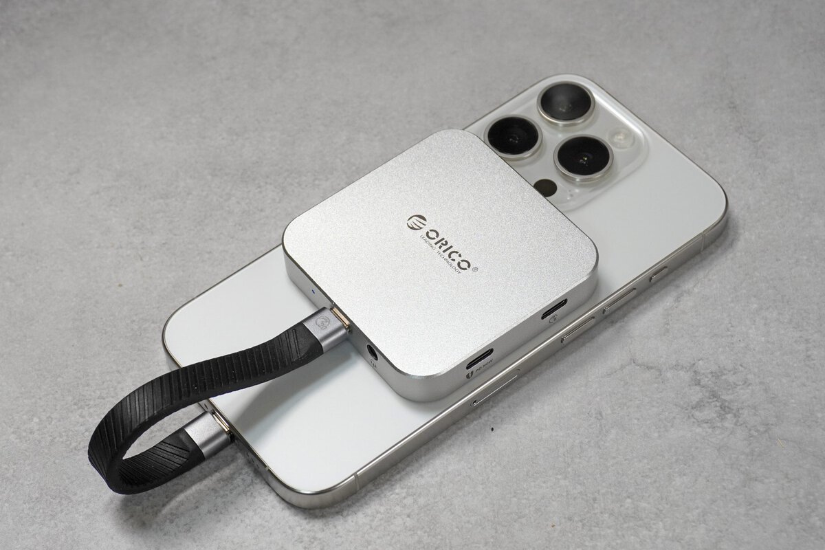 本体を背面に吸着し、USB-Cケーブルを接続して使用します。