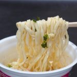 エースコック スーパーカップ1.5倍 沖縄 島そば／濃くなりすぎず刺激も抑えめな味付けからは、素朴な味わいを演出している意図が読み取れます