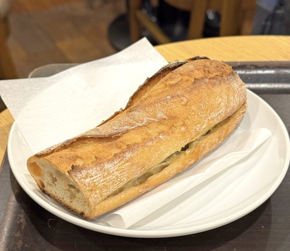 チョコレートとバターの甘じょっぱさがバゲットの香ばしく甘い味わいにとても合います。