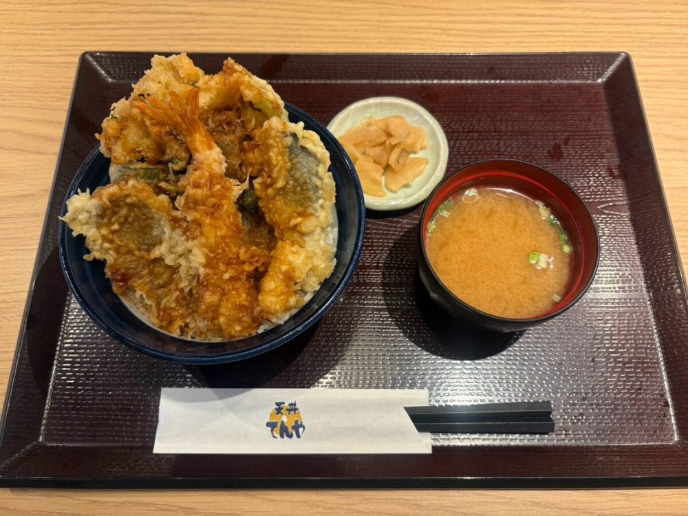 てんや 海⽼と4種の北陸産天丼(みそ汁付)