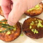 パッケージをマネして、青ネギやのりなどをトッピング