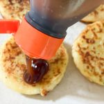 ソース、青のり、かつおぶしなどをトッピング。ちなみにトッピング材料は商品に含まれていません